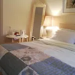 The Vee Guest 3*