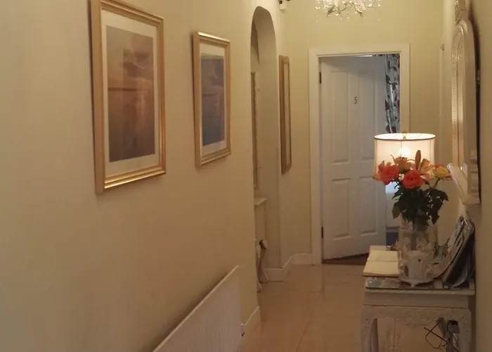 The Vee Guest Вотафорд